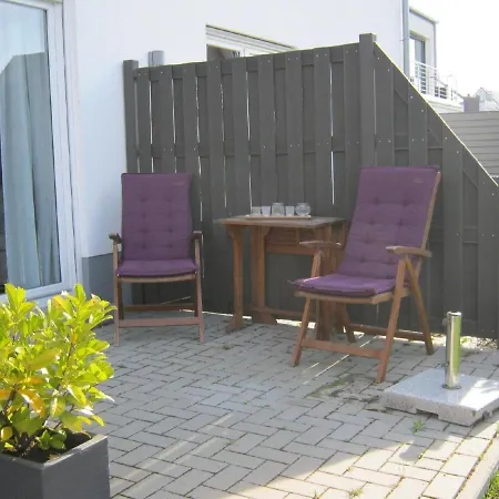 Im Erdgeschoss Mit Terrasse Und Stellplatz Sowie Fahrradunterstellmoeglichkeit נוטולן